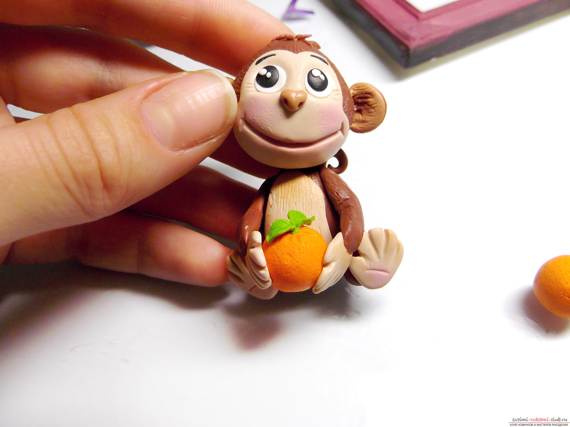 Рамка для фото с обезьянкой, созданной своими руками из полимерной глины, очень актуальна в преддверии 2016 года.. Фото №28